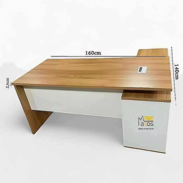 Donnez de l’allure à votre espace professionnel avec ce bureau de direction en angle au design contemporain. Avec ses dimensions de 160 x 140 cm, il est parfait pour offrir un confort de travail optimal, que ce soit dans un bureau de direction, un espace partagé ou une salle de réunion moderne. ✅ Spécifications : - Taille : 160 cm de longueur x 140 cm de retour - Épaisseur du plateau : 2,5 cm - Style : Design épuré et professionnel - Couleurs : Plateau bois clair, base blanche - Matériaux : Bois mélaminé de qualité supérieure - Fonctionnalité : Rangements intégrés, montage facile 🎯 Pourquoi choisir ce bureau : - Idéal pour un espace de direction ou un poste de travail complet - Permet d’organiser efficacement vos outils et documents - Style élégant s’adaptant à tout type de décoration professionnelle - Livraison disponible sur Lomé et toute l’étendue du territoire togolais 📦 Disponible sur Matosshop.tg 92569256
