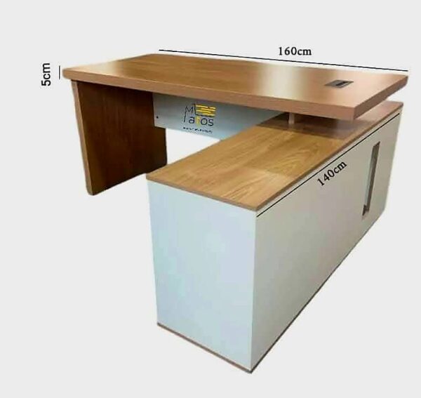 ✅ Bureau de direction moderne en L – 160 x 140 cm Offrez-vous un espace de travail spacieux et élégant avec ce bureau de direction en forme de L, conçu pour optimiser votre productivité. Avec son design bicolore bois clair et blanc, il apporte une touche professionnelle à tout environnement de bureau. Caractéristiques clés : - Dimensions : 160 cm x 140 cm - Plateau épais : 5 cm - Style moderne et raffiné - Matériaux robustes et durables - Rangement intégré pratique - Montage offert Idéal pour les bureaux de direction, entreprises ou home office. Livraison rapide sur tout le Togo. 📞 Contact : +228 92 56 92 56 🌐 Commandez sur [www.matosshop.tg](https://www.matosshop.tg)